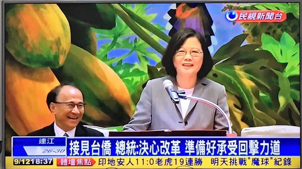 大洛杉磯台灣會館董事長林榮松(左)曾在蔡英文當選總統訪美洛杉磯僑宴代表僑界公開致詞：呼籲蔡正視高醫董事會不公不義，林此次訪台再次向總統說明高醫轉型正義的決心。(圖/林崑峯翻攝民視新聞)