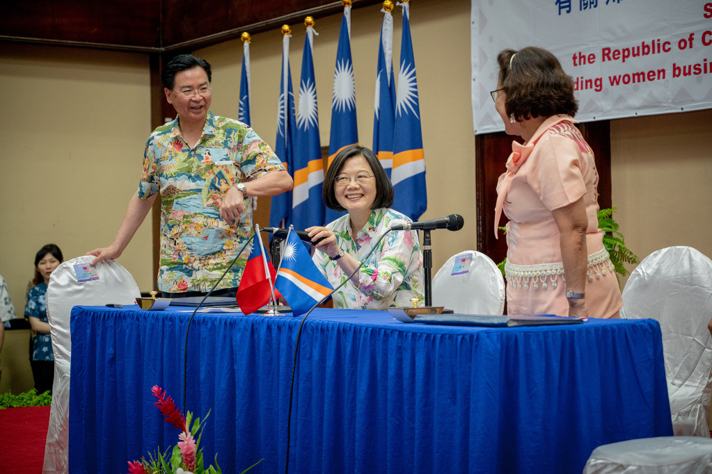 蔡英文與馬紹爾總統海妮（Hilda C. Heine）簽署「婦女創業小額貸款循環基金瞭解備忘錄」，台灣與馬紹爾各投入100萬美元，成立規模200萬美元貸款基金協助婦女創業。圖／總統府