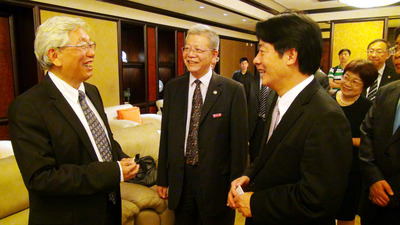 台南市長賴清德（右）7日與上海復旦大學師生座談。（中央社檔案照）