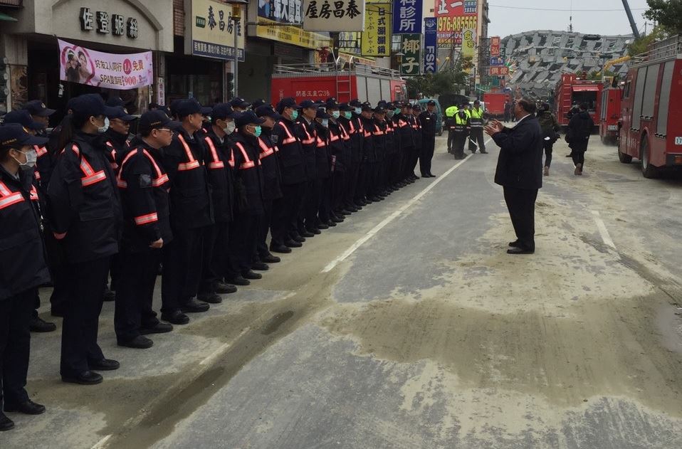 警方派出大量警力，投入台南救災支援勤務。（翻攝自警政署臉書）20160206