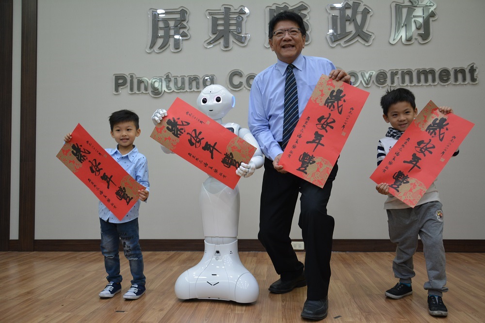  機器人Peppe由SoftBank Robotics Group Corp.,(SBRG)研發，今獲潘孟安[錄取]正式進駐屏東縣府。(照片/屏東縣府)