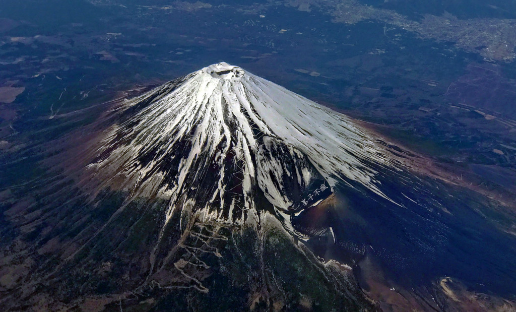 由照片中可清楚見到富士山全景以及火山口和登山步道。(圖林崑峯)