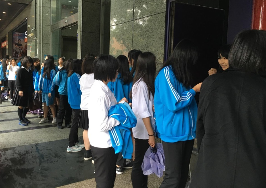 中山女高學生日前排隊進入電影院。(目宿媒體提供)