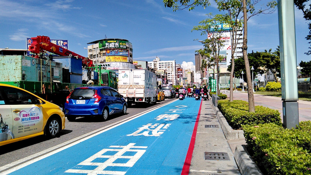 高市第一條「左轉機車道」在市區中正一路和大順三路。(圖/陳俊廷攝)