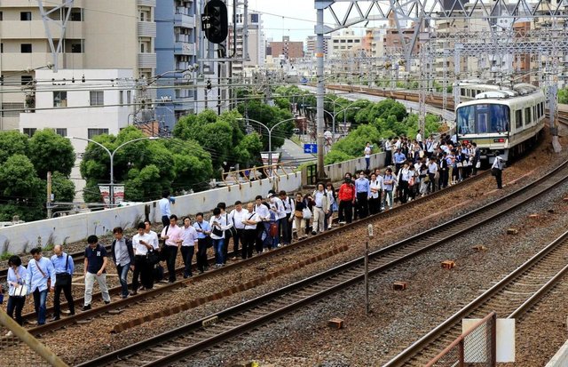 日本大阪北部於當地時間今早7點58分（台灣時間6時58分）發生規模6.1強震，造成17萬戶房屋斷電、10萬戶被暫停輸送瓦斯，鄰近地鐵也停駛中。圖／擷取自神戶新聞twittier