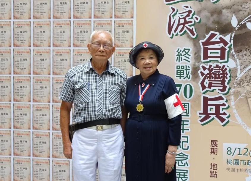 年近90歲的廖淑霞（右），每一次參加台灣兵的紀念活動，她總會穿戴著光鮮的日軍看護婦制服、小帽出席，圖為她與90歲的黃金島合影。（黃旭初攝）