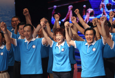 國民黨開臨時全代會「換柱」。圖為國民黨7月正式提名洪秀柱（前中）參選2016年總統，與總統馬英九（前右）、國民黨主席朱立倫（前左），牽起手齊聲高喊勝利口號。（中央社資料照片）