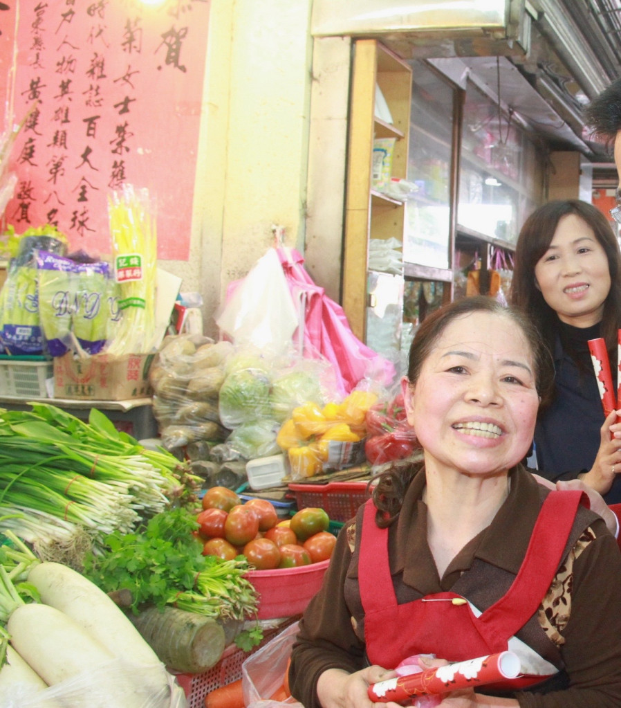 陳樹菊菜攤貼著數張「紅榜」，至今仍保留著。圖／本報資料照片