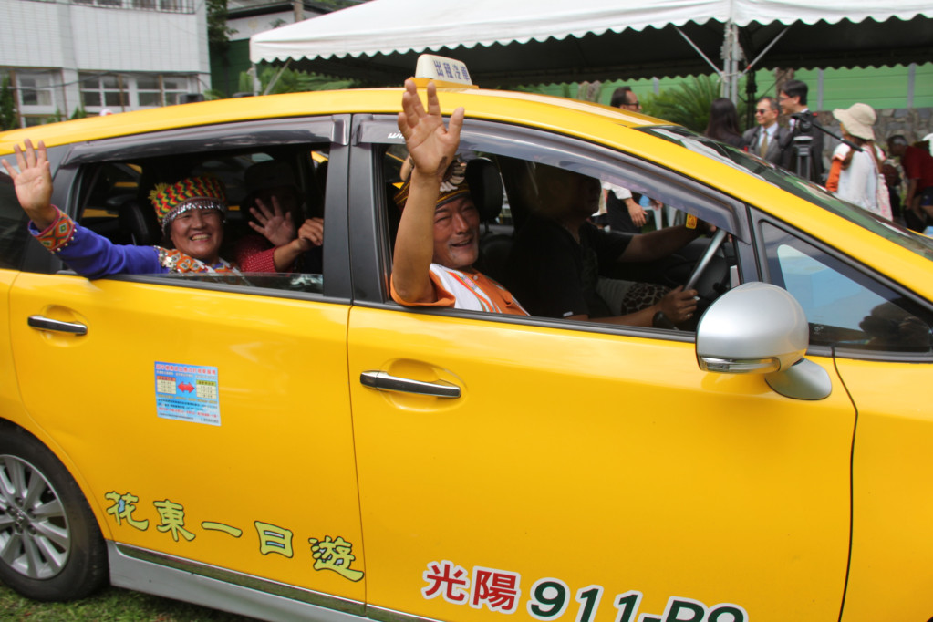 台東偏鄉「小黃公車」今天在延平鄉紅葉部落通車，部落長者歡喜試乘。圖／縣府提供