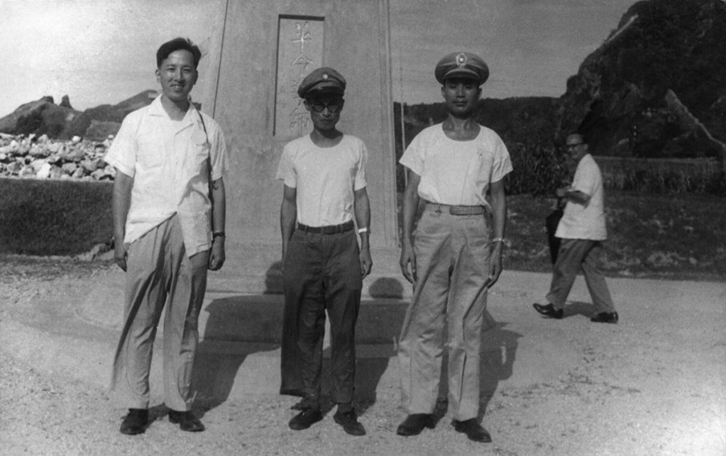 作者舅父李鎮源院士（左），到綠島新生訓導處面會妹婿胡鑫麟（中）。圖／胡李碧珠提供