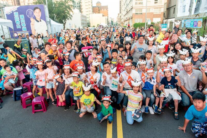 新竹市長林智堅用創意打選戰，「小智來了親子劇場」今天到香山表演。圖／黃筱珮翻攝