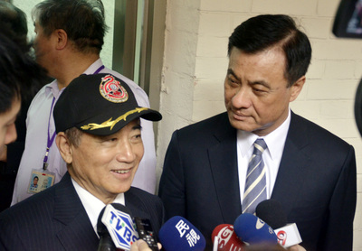 前立法院長王金平（左）1日在立法院後腦杓流血，隨後前往立法院醫務室接受醫生檢查，立法院長蘇嘉全（右）前往探視。（中央社）