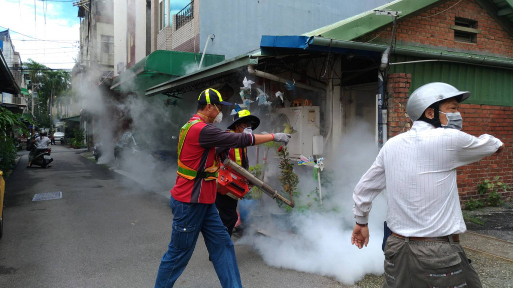 台中市登革熱疫情初發但嚴峻，市府和中央積極消毒，也呼籲全體市民共同投入防治，清除積水容器和積水點，期使疫情能減緩得以控制下來。圖／台中市衛生局