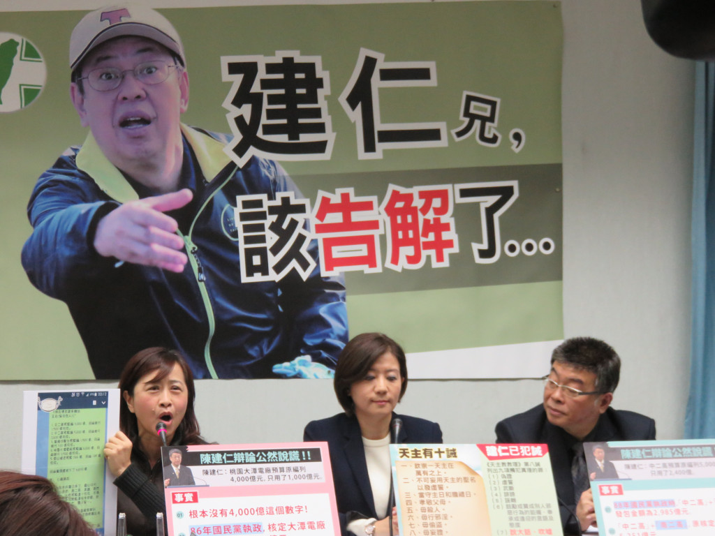 新黨不分區立委候選人邱毅、國民黨立院黨團副書記長、立委王育敏，以及國民黨文傳會主委林奕華今（30）日上午共同召開記者會「建仁兄，該告解了」，記者會中還準備了「十誡」等紙板道具，痛批陳建仁說謊，「已違反十誡」，應該要去告解，三人在會中不斷提及陳建仁的天主教徒身分。（記者唐詩攝影）