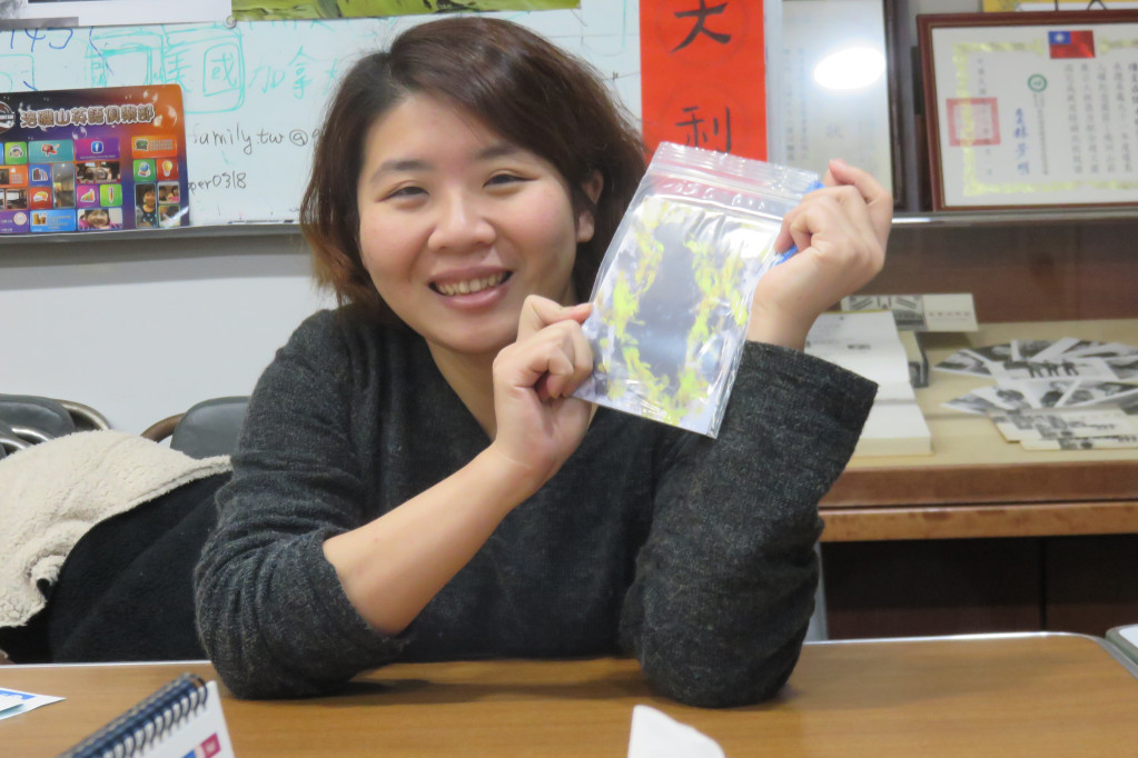 「人權辦桌工作小組」召集人小球，邀請大家參加2月29日晚上6點在青島東路、鎮江街口舉辦的「人權辦桌－油燙燙的手」活動，和政治受難者、街友們共餐。（記者林冠妙攝）