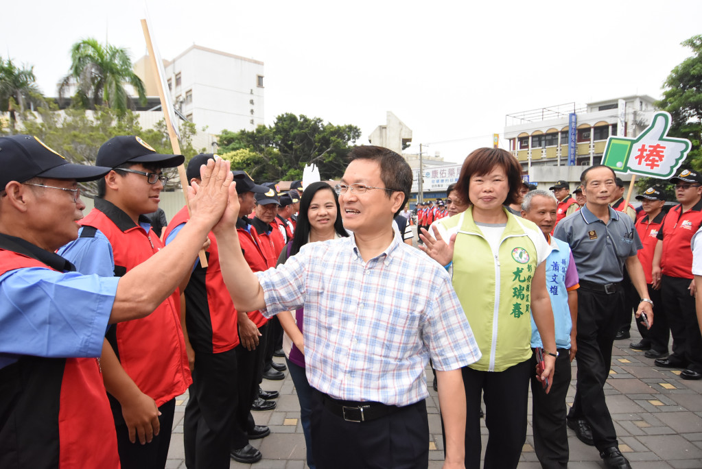 彰化縣長魏明谷與校園保全擊掌。圖／彰化縣政府提供