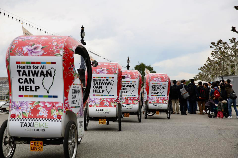 台灣在日內瓦已是個很夯的名詞，在外交部的努力下，日內瓦的 Taxi Bike上印有台灣相關文宣，令國際友人印象深刻。圖／衛福部臉書