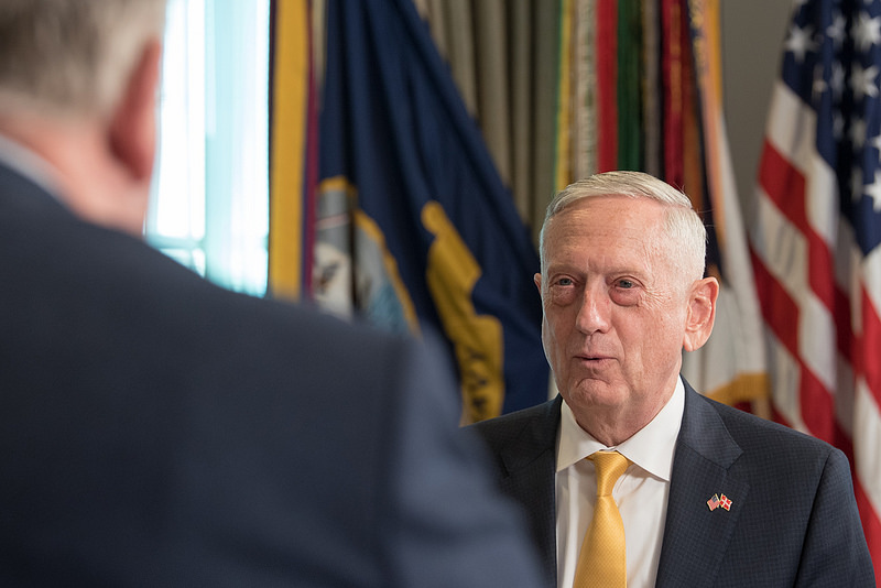 美國國防部長馬蒂斯（James Mattis）本週訪問中國，他對媒體表示，隨著中國強化在南中國海有爭議海域的軍事設施，他希望通過這次訪問「掂量」北京的戰略雄心。圖／截取自James N. Mattis flicker（資料照）