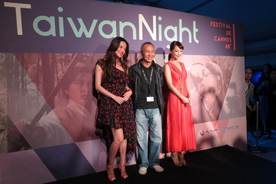 坎城影展「台灣之夜」在蔚藍海岸沙灘盛大舉行，約400名國際影人與會，台灣導演侯孝賢（中）以「聶隱娘」入圍影展競賽單元，演員舒淇（左一）出席盛會。（國家電影中心提供，中央社）