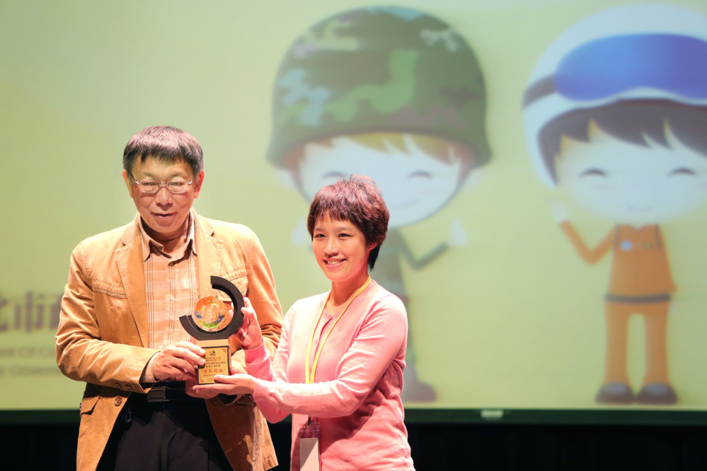 台北市長柯文哲23日出席北市「第74屆兵役節頒獎典禮」，恭賀獲獎者及屆退的優秀替代役男。圖／北市府