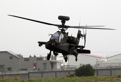 藝人李蒨蓉日前登上陸軍AH-64E阿帕契直升機並發文炫耀，慘遭網友圍剿，圖為同型直升機。（中央社資料照片）20150403