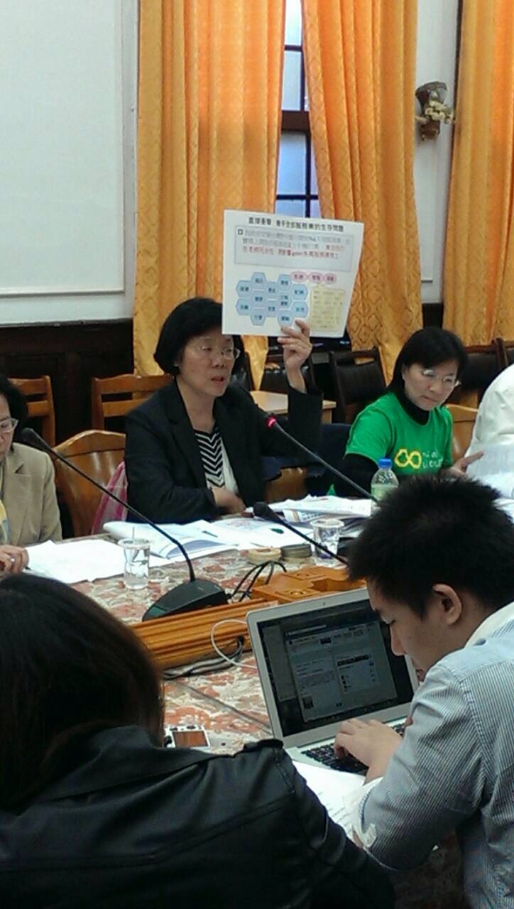 台大經濟系教授鄭秀玲拿出自己所有研究報告，一一反駁經濟部誤國指控。（何豪毅攝）