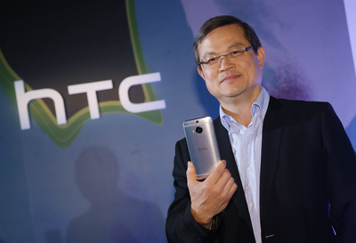 宏達電營運不佳,儘管近期陸續發表新機企圖扳回一成,但因前三季虧損太嚴重,仍持續進行撙節,並已經向桃園市政府提出大量解雇,桃園廠已準備在10月底前裁員400人。(中央社資料照)