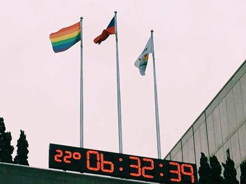 台北市政府首次升起彩虹旗。圖/台北市政府臉書