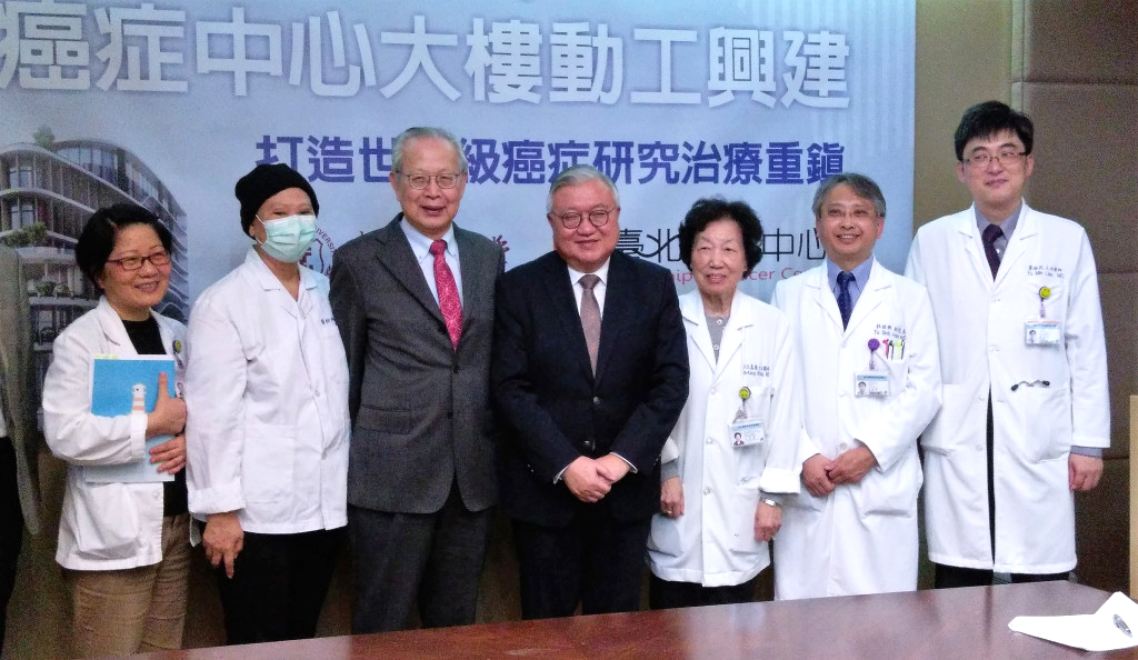 北醫癌症中心在國內「轉譯醫學」舵手、校長閰雲（中)策畫主導下誕生。圖／楊惠君攝