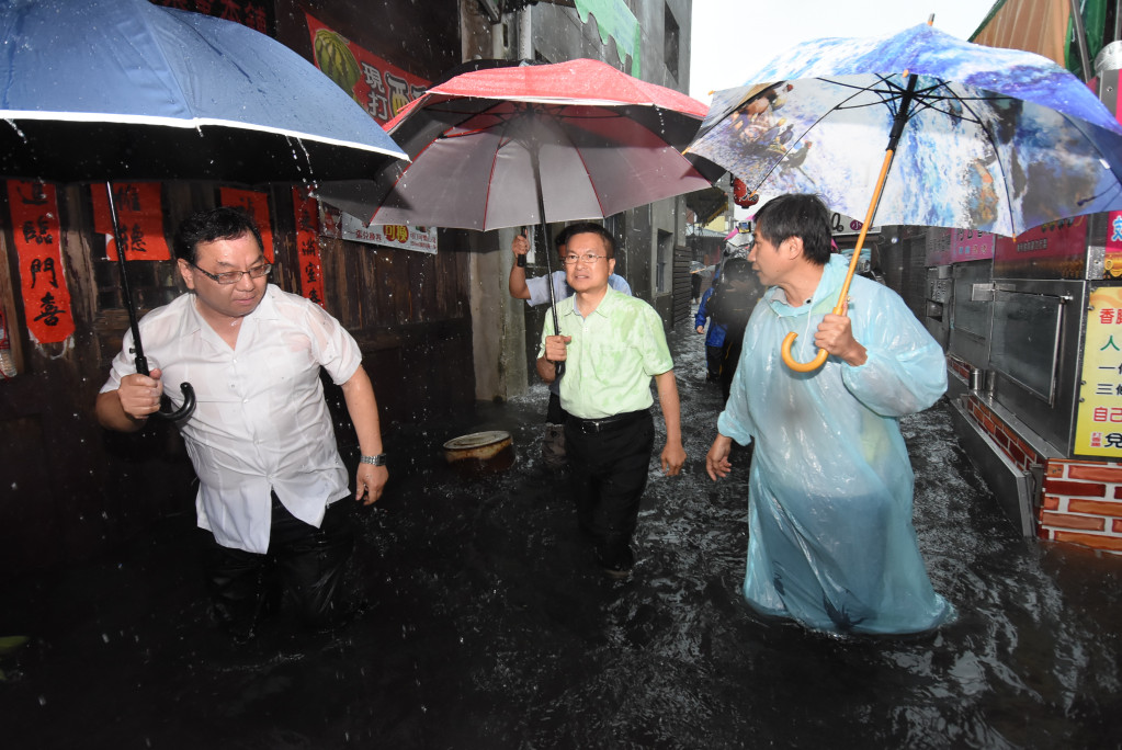 2日彰化縣各地下大雨，彰化縣長魏明谷在接獲通報後，即於2日下午陸續前往鹿港公會堂、鹿港溪、員林基督教醫院、員林市圓林園、石笱排水(第四期)排水改善工程等地勘察並關心水情狀況，縣府於下午提升至「二級開設」，提升防災應變作為，降低水情災害。(彰化縣政府)