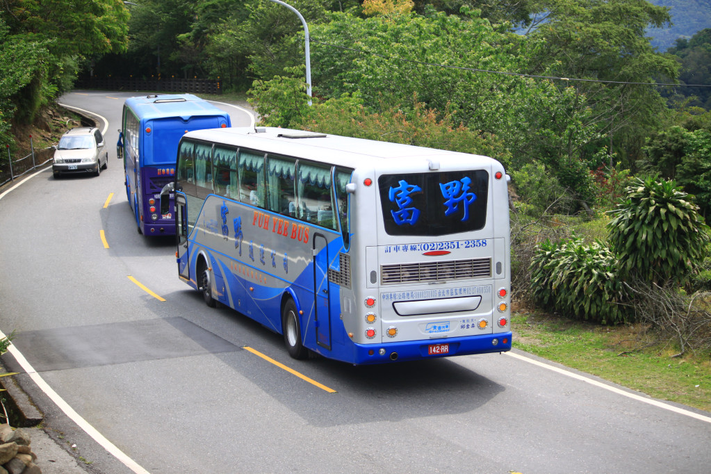 陸客團最巔峰的時候，蜿蜒的阿里山公路一天有上千輛遊覽車和客運行經，這類路徑曲折的旅遊聖地，長途司機若疲勞駕駛，十分危險。圖／楊惠君攝