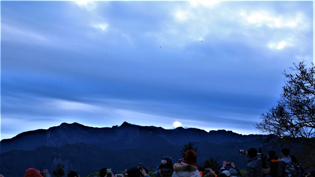 阿里山原定7時3分的日出因雲層太厚未現身，只有陽光短暫露臉10幾秒後就消失。