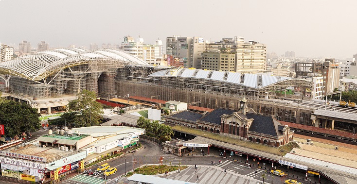 說明：台中市鐵路高架化年底開通，台中市火車站前15,000平方公尺開發亦將同步進行，但卡在占5％的火車站旁國光客運場站不肯讓售，市府大傷腦筋，日昨由林陵三副市長介入協調，國光客運應允11月遷至向台鐵租用的停車場營運，至於原址售價「續議」。（中市新聞局提供）