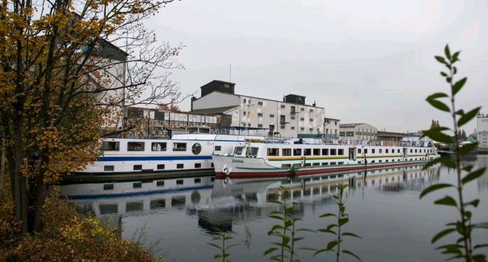  德國多特蒙德市(Dortmund)租了2艘退役的河用郵輪在埃姆舍爾河上安置180個難民。(截圖取自：Picture-Alliance/dpa/B. Thissen)