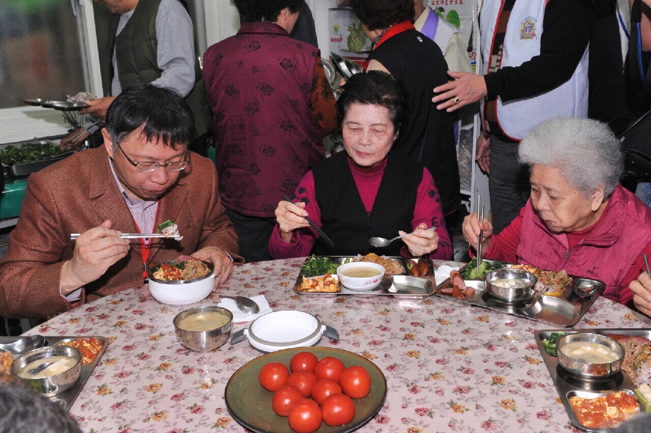 台北市長柯文哲今天到忠勤里社福據點視察，和長輩們一起用餐，並不時和他們聊天打趣，有說有笑，氣氛輕鬆愉快，（圖由北市府提供20150313）