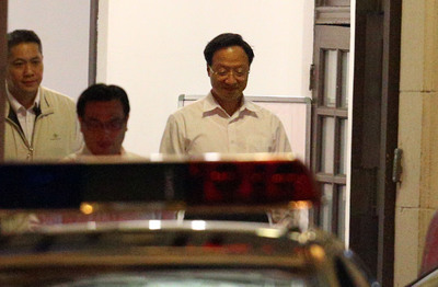 馬總統馬晚間召開國安食安會議,決定在行政院成立跨部會的「食品安全辦公室」。行政院長江宜樺會後離開總統府。(中央社)