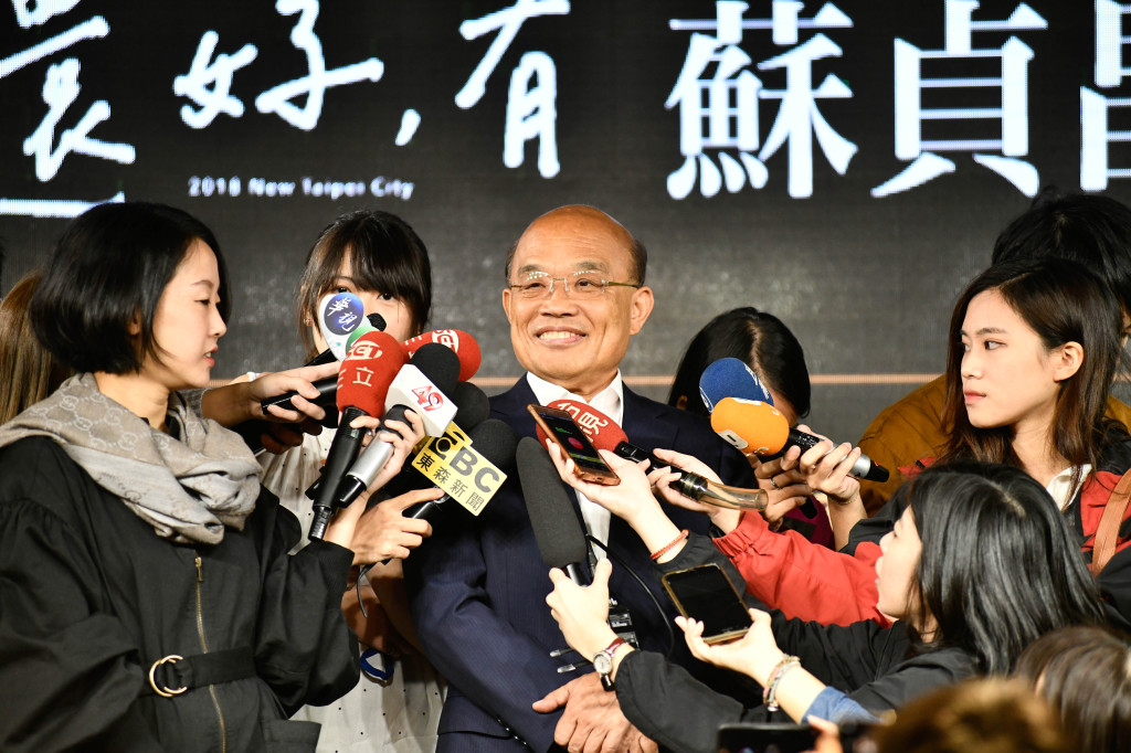 對手侯友宜自始自終不願出面辯論，民進黨新北市長候選人蘇貞昌表示，他說他什麼都不怕，但大家知道他害怕辯論，侯說他不逃避任何事情，但一直逃避辯論，看起來就是傲慢。圖／蘇競辦（資料照）