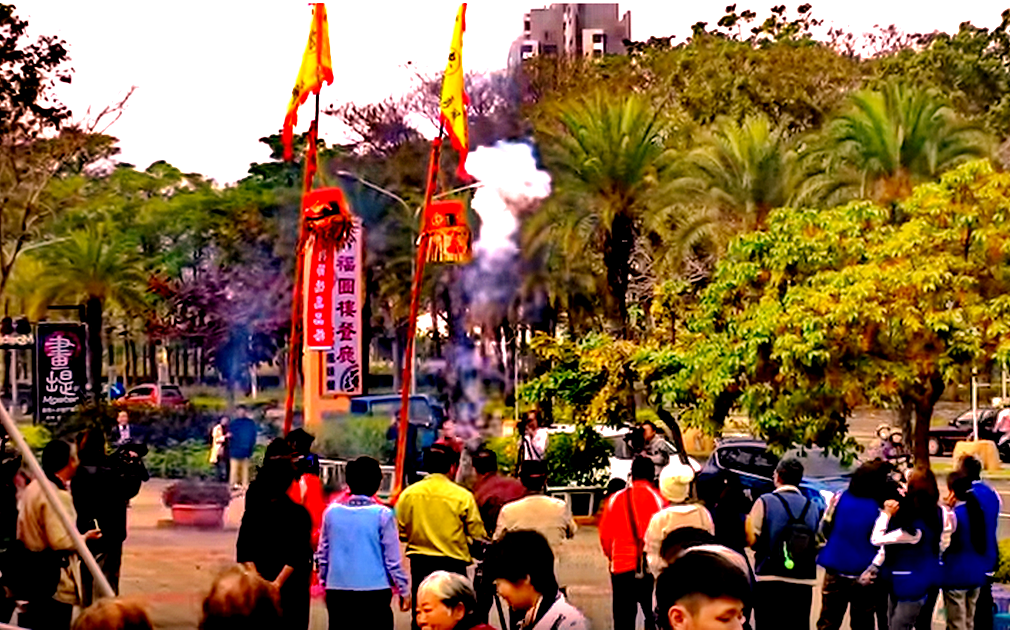 「攻炮城」客語叫「尖炮城」,在客家傳統民俗活動中,是一項具有百年傳統的民俗活動,今在高雄新客家文化園區豎立起三公尺高的炮桿,讓民眾初嘗尖炮城的樂趣。(記者陳俊廷攝)