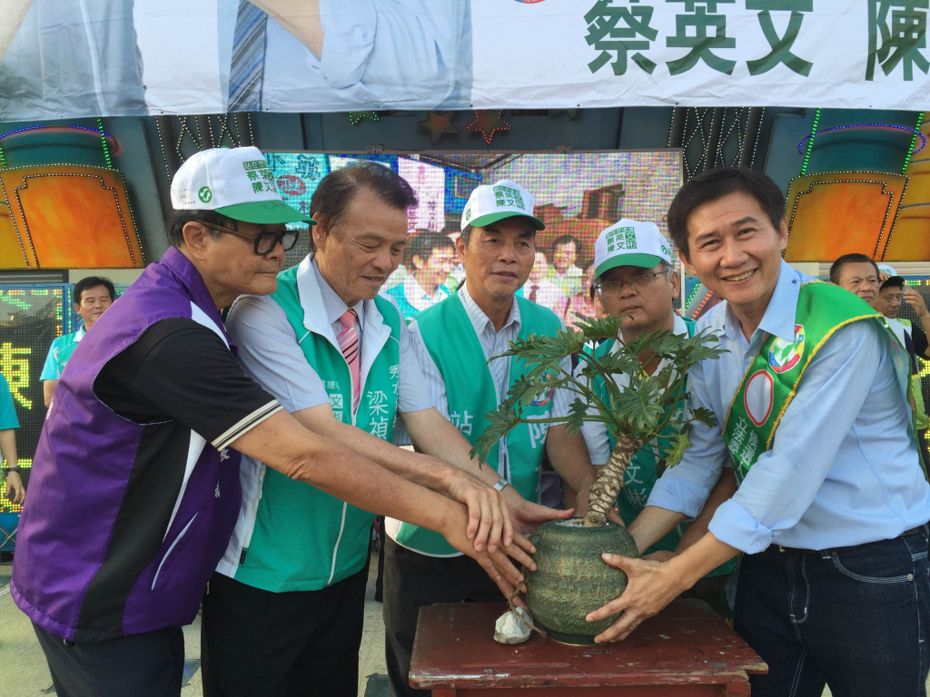 秀水競總成立，在地藝術家李淳雄送給陳文彬一棵陶壺中所種的樹，奇妙的是樹根穿瓶而出，可接大地，代表衝破困難，突圍而出。（陳總部提供）