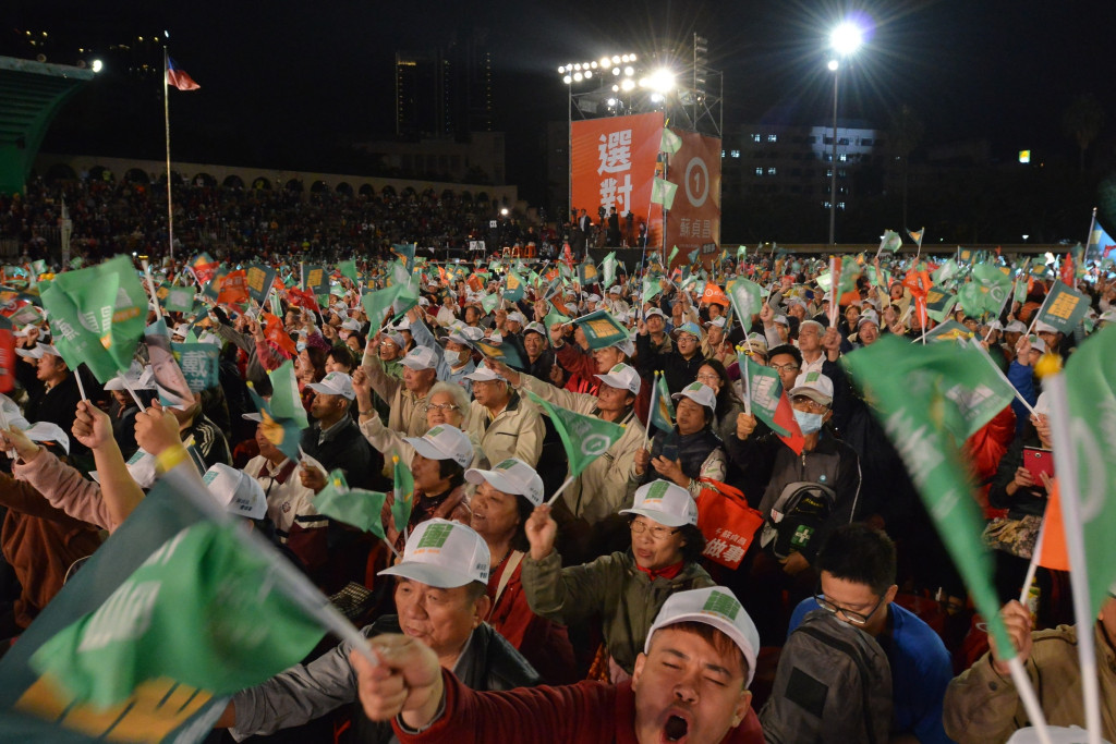 蘇貞昌在板橋舉辦「新新北會做事」選前之夜，民眾擠爆板橋第二體育場。圖／郭文宏