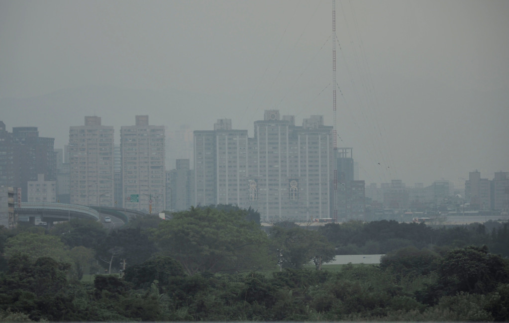 環保署指出，今（8）日北部、中部、雲嘉南及高屏地區空氣品質擴散條件不佳，西半部呈現「紅色警示，對所有族群不健康等級」。圖／張家銘（資料照片）