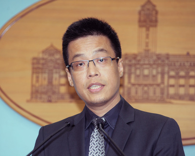 前總統馬英九受邀15日到香港演講，總統府發言人黃重諺（圖）宣布，府對馬英九出境申請案已核定不予同意。（中央社）20160612