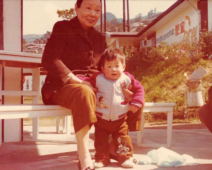 林昶佐:當我理解阿媽他們的故事，我哭著跟她說對不起，過了廿年才真正了解妳，當時，她已經老人癡呆，連我都忘記了。（摘自臉書）