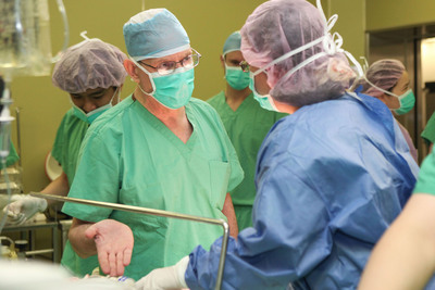 美國醫療團22日赴新光醫院了解八仙塵爆傷者情況，為日前截肢求生的塵爆燒傷患者黃博煒植皮手術提供口頭指導。（新光醫院提供）