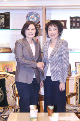 民進黨主席蔡英文（左）今日赴中小企業總會進行請益座談，對於日前「勞工假太多」說法，她再度重申堅持保護勞工立場，也再一次對假太多談話表示歉意。（中央社）