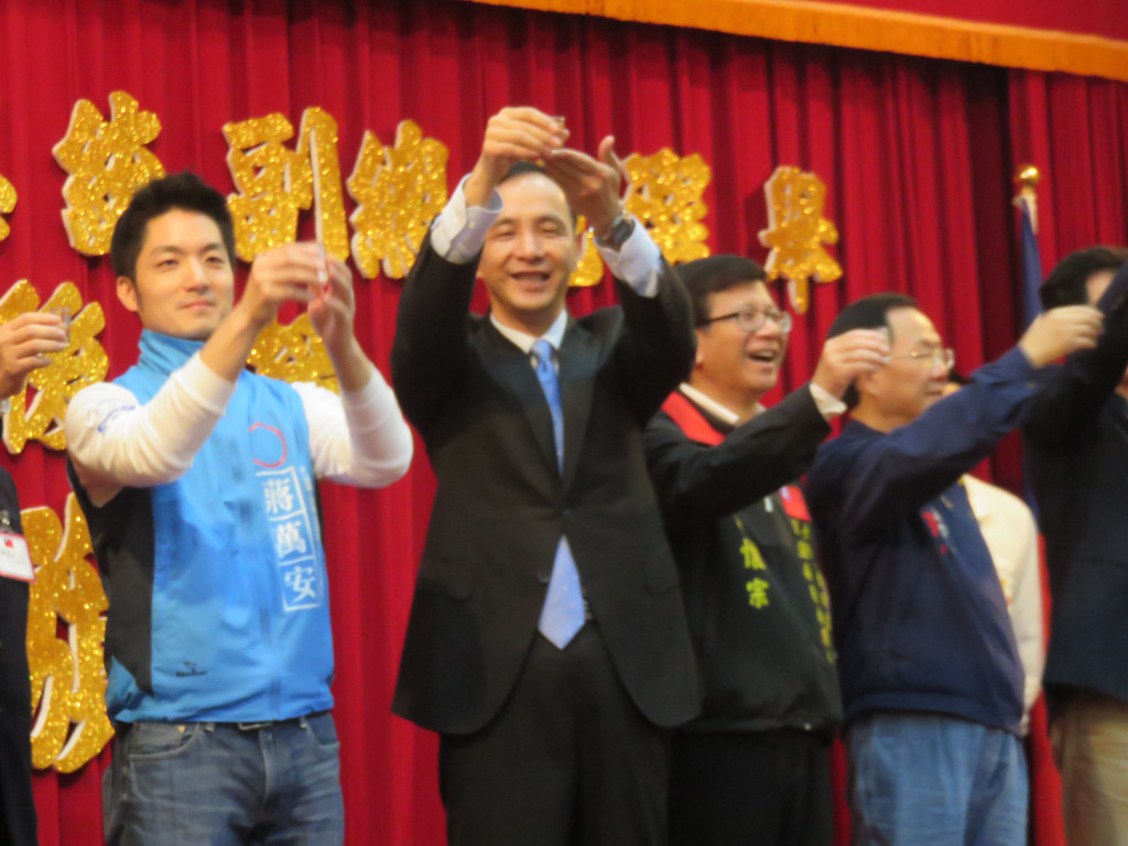 朱立倫今天中午前往三軍軍官俱樂部勝利廳參加國民黨黃復興黨部舉辦的「慶祝對日抗戰勝利七十周年暨退役將官歲末聯誼餐會」,針對對手再挺他炒地皮爭議,朱回嗆已不值得回應。