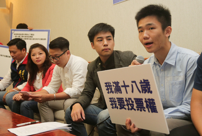 台少盟等公民團體今(13)日上午將在立院大門口召開記者會訴求18歲投票權，並邀15-20歲未來首投族對告別舊國會表態。圖為今年5月29日國民黨青年團29日在立法院舉行記者會表示，許多青年主張選舉年齡下修到18歲，希望朝野重視青年聲音，擴大青年參與。(中央社)