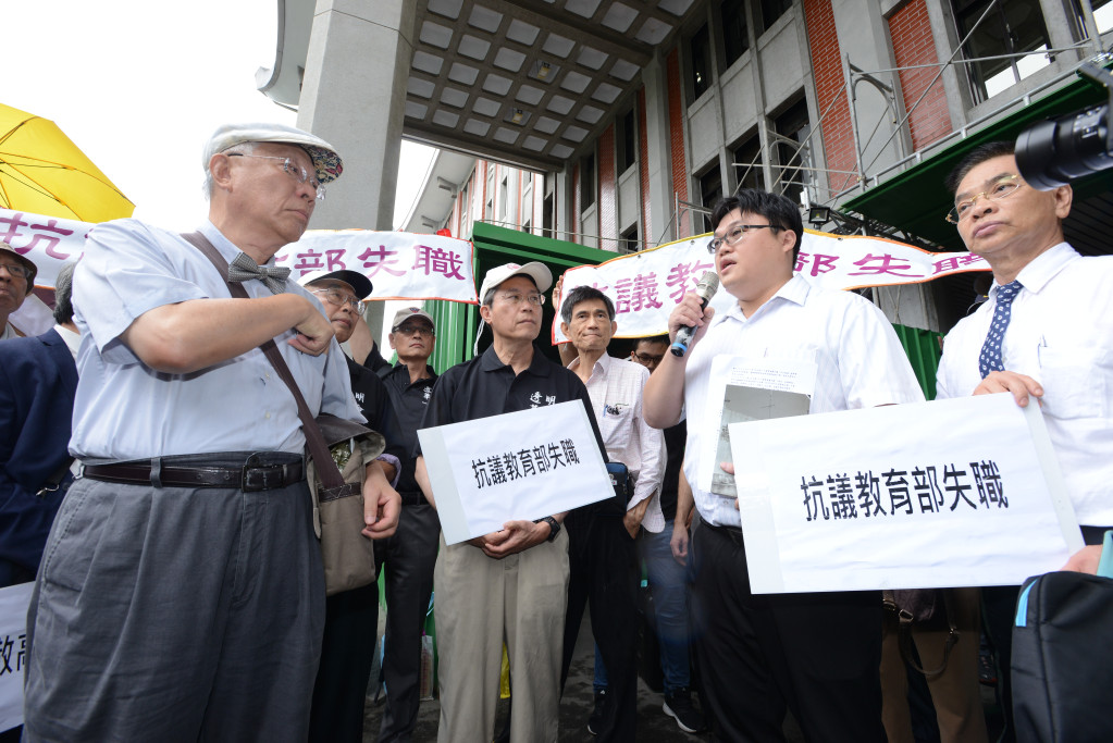 十多名高醫大醫師校友及高醫學生今（13）日聚於教育部門口抗議包庇失職，要求教育部出面回應。圖／郭文宏