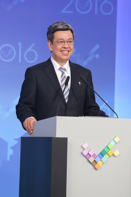 民進黨副總統候選人陳建仁26日在三立電視台,出席副總統候選人電視辯論會。(中央社)