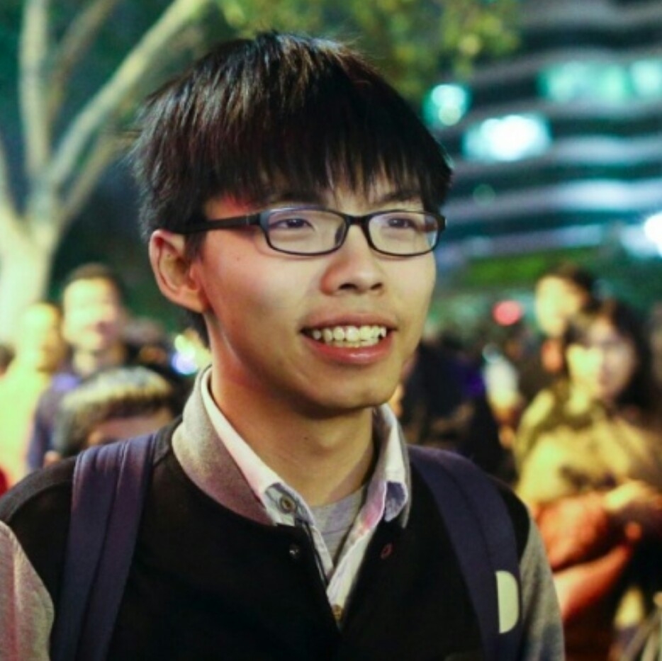 香港學運領袖黃之鋒，來台觀摩2016大選，在台北街頭留影。(取自黃之鋒臉書)20160115